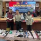Wakapolda Sumbar Brigjen Pol Solihin didampingi Dirresnarkoba Kombes Pol Wedy Mahadi dan Kabid Humas Kombes Pol Susmelawati Rosya menggelar konferensi pers terkait Operasi Sarang Narkoba di Pasar Pagi Purus. (Foto: Polda Sumbar)
