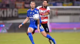 Persib Bandung takluk 0-1 dari Madura United lewat gol Dimitar Mitkov menit ke-90. (Foto: ileague.id)