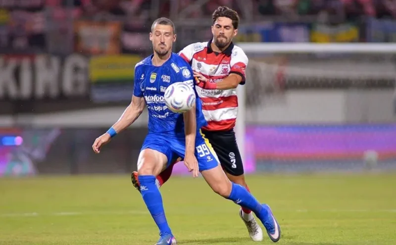 Persib Bandung takluk 0-1 dari Madura United lewat gol Dimitar Mitkov menit ke-90. (Foto: ileague.id)