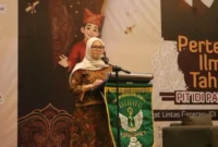 Kepala Dinas Kesehatan Kota Padang Srikurnia Yati memberikan sambutan saat Pertemuan Ilmiah Tahunan (PIT) 2026 yang digelar IDI Padang di ZHM Premiere Hotel Padang, Sabtu (31/10/2026). (Foto: Pemko Padang)