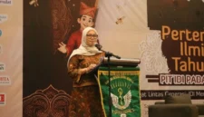 Kepala Dinas Kesehatan Kota Padang Srikurnia Yati memberikan sambutan saat Pertemuan Ilmiah Tahunan (PIT) 2026 yang digelar IDI Padang di ZHM Premiere Hotel Padang, Sabtu (31/10/2026). (Foto: Pemko Padang)