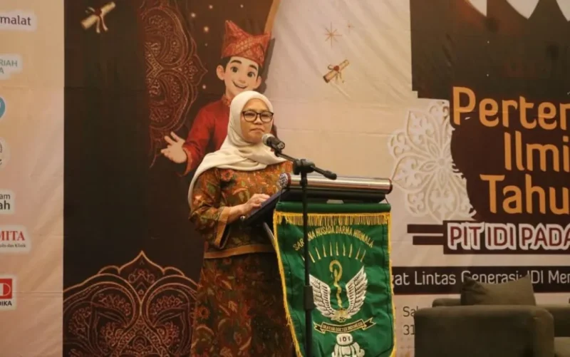 Kepala Dinas Kesehatan Kota Padang Srikurnia Yati memberikan sambutan saat Pertemuan Ilmiah Tahunan (PIT) 2026 yang digelar IDI Padang di ZHM Premiere Hotel Padang, Sabtu (31/10/2026). (Foto: Pemko Padang)