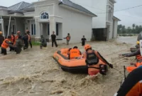 Petugas gabungan mengevakuasi warga terdampak banjir di Perumahan Lumin Park, Kelurahan Lubuk Minturun, Kecamatan Koto Tangah, Kota Padang, Sabtu (10/10/2026). (Foto: Kantor SAR Kelas A Padang)