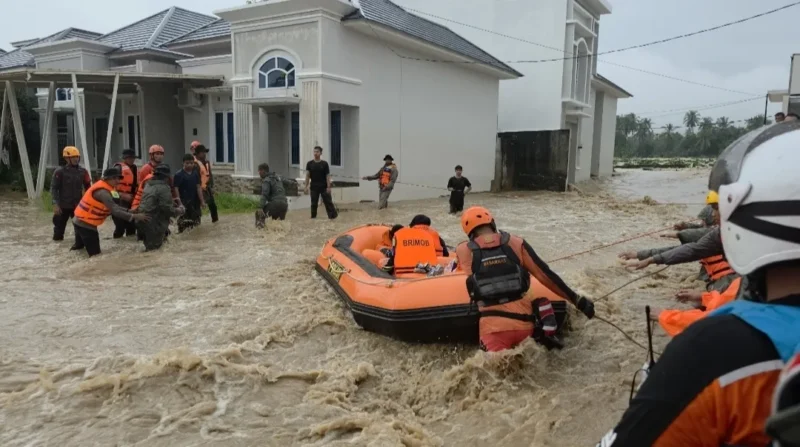Petugas gabungan mengevakuasi warga terdampak banjir di Perumahan Lumin Park, Kelurahan Lubuk Minturun, Kecamatan Koto Tangah, Kota Padang, Sabtu (10/10/2026). (Foto: Kantor SAR Kelas A Padang)