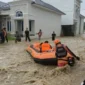 Petugas gabungan mengevakuasi warga terdampak banjir di Perumahan Lumin Park, Kelurahan Lubuk Minturun, Kecamatan Koto Tangah, Kota Padang, Sabtu (10/10/2026). (Foto: Kantor SAR Kelas A Padang)