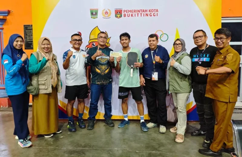 Ariq Saputra merebut emas pickleball di Porprov Sumbar 2026 setelah mengalahkan wakil Solok di partai final. (Foto: MC Payakumbuh)