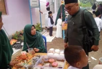 Pembina Yayasan Pondok Pesantren Modern Hijrah Medina, Irwan Gustianto, saat meninjau stan UMKM yang digelar pada kegiatan Expo HSN 2026 di Pondok Pesantren Modern Hijrah Medina tersebut. (Foto: Dok. Niks)