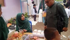 Pembina Yayasan Pondok Pesantren Modern Hijrah Medina, Irwan Gustianto, saat meninjau stan UMKM yang digelar pada kegiatan Expo HSN 2026 di Pondok Pesantren Modern Hijrah Medina tersebut. (Foto: Dok. Niks)