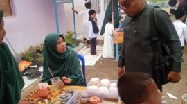 Pembina Yayasan Pondok Pesantren Modern Hijrah Medina, Irwan Gustianto, saat meninjau stan UMKM yang digelar pada kegiatan Expo HSN 2026 di Pondok Pesantren Modern Hijrah Medina tersebut. (Foto: Dok. Niks)