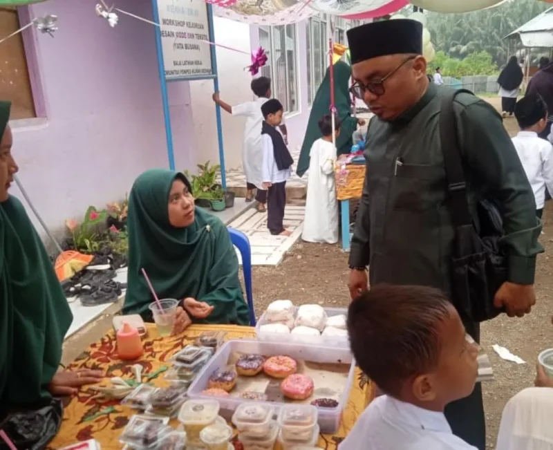 Pembina Yayasan Pondok Pesantren Modern Hijrah Medina, Irwan Gustianto, saat meninjau stan UMKM yang digelar pada kegiatan Expo HSN 2026 di Pondok Pesantren Modern Hijrah Medina tersebut. (Foto: Dok. Niks)