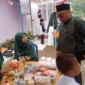 Pembina Yayasan Pondok Pesantren Modern Hijrah Medina, Irwan Gustianto, saat meninjau stan UMKM yang digelar pada kegiatan Expo HSN 2026 di Pondok Pesantren Modern Hijrah Medina tersebut. (Foto: Dok. Niks)