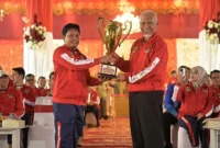 Gubernur Sumbar Mahyeldi Ansharullah menyerahkan Piala Bergilir Juara Umum Porprov XVI Sumbar 2026 kepada Ketua KONI Sumbar di Halaman Istana Gubernuran, Jumat (2/10/2026). (Foto: Adpsb)