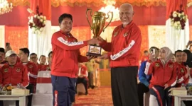 Gubernur Sumbar Mahyeldi Ansharullah menyerahkan Piala Bergilir Juara Umum Porprov XVI Sumbar 2026 kepada Ketua KONI Sumbar di Halaman Istana Gubernuran, Jumat (2/10/2026). (Foto: Adpsb)