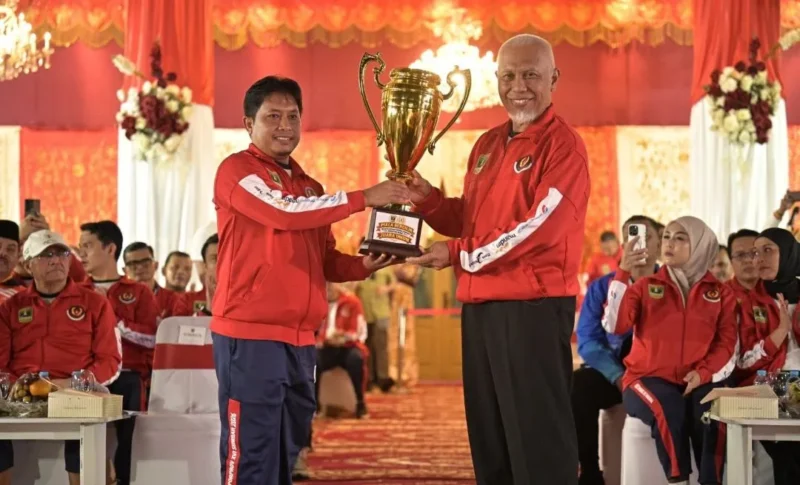 Gubernur Sumbar Mahyeldi Ansharullah menyerahkan Piala Bergilir Juara Umum Porprov XVI Sumbar 2026 kepada Ketua KONI Sumbar di Halaman Istana Gubernuran, Jumat (2/10/2026). (Foto: Adpsb)