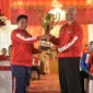 Gubernur Sumbar Mahyeldi Ansharullah menyerahkan Piala Bergilir Juara Umum Porprov XVI Sumbar 2026 kepada Ketua KONI Sumbar di Halaman Istana Gubernuran, Jumat (2/10/2026). (Foto: Adpsb)