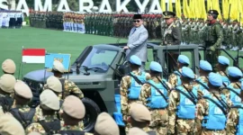 Presiden Prabowo Subianto meninjau barisan pasukan saat upacara HUT ke-81 TNI di Lapangan Prima, Markas Besar TNI, Cilangkap, Jakarta, Senin (5/10/2026). (Foto: BPMI Setpres)