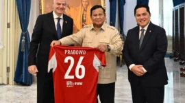 Presiden Prabowo Subianto menerima kunjungan Presiden FIFA Gianni Infantino dan Menpora sekaligus Ketua Umum PSSI Erick Thohir di Istana Merdeka, Jakarta, Senin (5/10/2026). (Foto: Setkab RI)