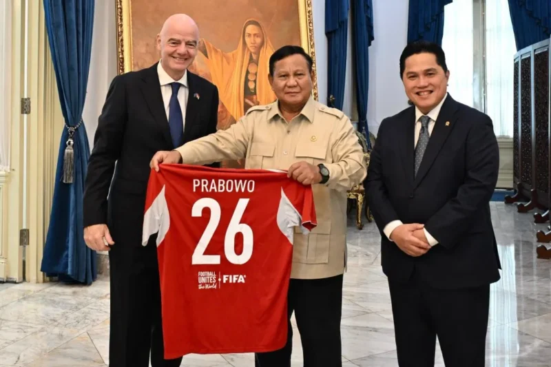 Presiden Prabowo Subianto menerima kunjungan Presiden FIFA Gianni Infantino dan Menpora sekaligus Ketua Umum PSSI Erick Thohir di Istana Merdeka, Jakarta, Senin (5/10/2026). (Foto: Setkab RI)