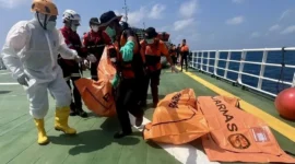 Proses evakuasi jenazah korban tenggelamnya KM Virgo Transport 8. (Foto: Humas Polri)
