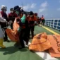 Proses evakuasi jenazah korban tenggelamnya KM Virgo Transport 8. (Foto: Humas Polri)