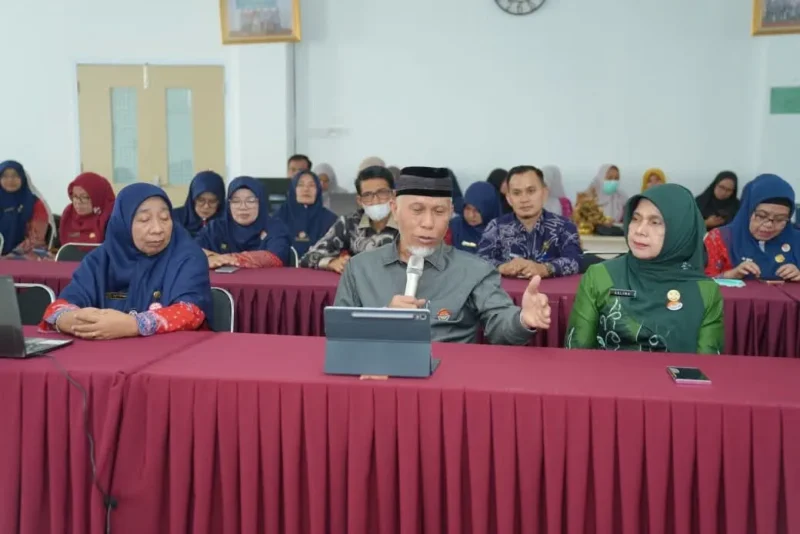 Gubernur Mahyeldi saat mengikuti pembukaan penilaian akreditasi RSUD Mohammad Natsir secara daring, Kamis (15/10/2026). (Foto: Adpsb)