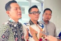 Ketua Komisi II DPRD Kota Padang Rachmad Wijaya saat diwawancarai awak media usai rapat kerja bersama PT Pertamina Patra Niaga dan Dinas Perdagangan Kota Padang, Rabu (14/10/2026). (Foto: Istimewa)