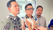 Ketua Komisi II DPRD Kota Padang Rachmad Wijaya saat diwawancarai awak media usai rapat kerja bersama PT Pertamina Patra Niaga dan Dinas Perdagangan Kota Padang, Rabu (14/10/2026). (Foto: Istimewa)