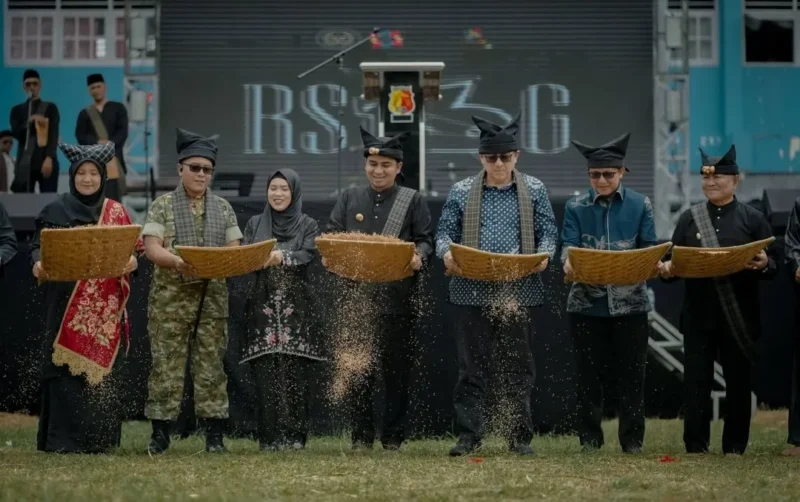 Rang Solok Baralek Gadang (RSBG) 2026 resmi dibuka di Lapangan Merdeka Kota Solok, Sabtu (10/10/2026). Festival budaya ini akan berlangsung pada 10–13 Oktober 2026. (Foto: Prokopim Kota Solok)