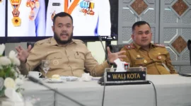 Wali Kota Padang Fadly Amran memimpin rapat koordinasi persiapan Diplomatic Dinner Bajamba di Gedung Putih, Rumah Dinas Wali Kota Padang, Senin (19/10/2026). (Foto: Pemko Padang)