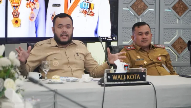 Wali Kota Padang Fadly Amran memimpin rapat koordinasi persiapan Diplomatic Dinner Bajamba di Gedung Putih, Rumah Dinas Wali Kota Padang, Senin (19/10/2026). (Foto: Pemko Padang)