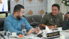 Wali Kota Padang Fadly Amran saat memimpin rapat Smart City bersama pimpinan OPD Pemko Padang di Gedung Putih, Rumah Dinas Wali Kota, Jumat (9/10/2026). (Foto: Pemko Padang)