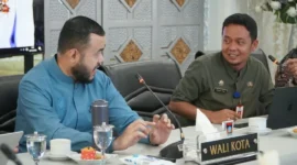 Wali Kota Padang Fadly Amran saat memimpin rapat Smart City bersama pimpinan OPD Pemko Padang di Gedung Putih, Rumah Dinas Wali Kota, Jumat (9/10/2026). (Foto: Pemko Padang)
