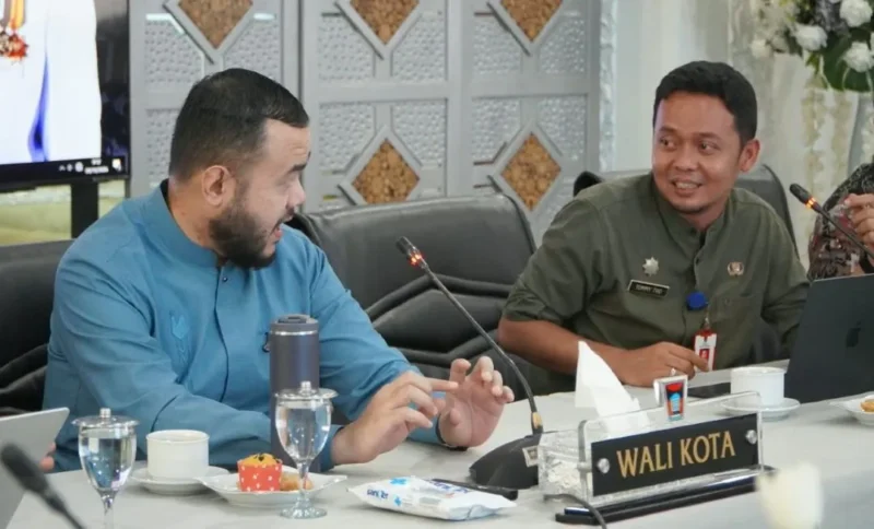 Wali Kota Padang Fadly Amran saat memimpin rapat Smart City bersama pimpinan OPD Pemko Padang di Gedung Putih, Rumah Dinas Wali Kota, Jumat (9/10/2026). (Foto: Pemko Padang)