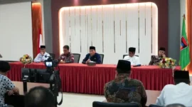 Wakil Wali Kota Padang Maigus Nasir memimpin rapat evaluasi MTQ Nasional ke-42 tingkat Kota Padang, di Aula Kantor Dinas Kesehatan Padang, Selasa (13/10/2026). (Foto: Pemko Padang)
