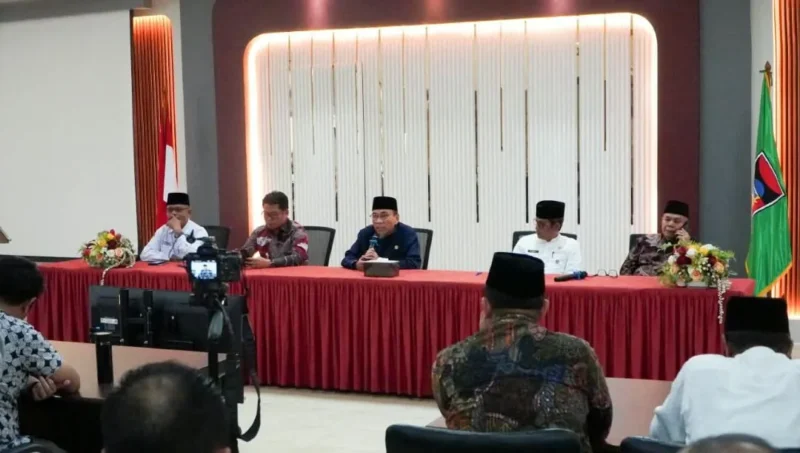 Wakil Wali Kota Padang Maigus Nasir memimpin rapat evaluasi MTQ Nasional ke-42 tingkat Kota Padang, di Aula Kantor Dinas Kesehatan Padang, Selasa (13/10/2026). (Foto: Pemko Padang)