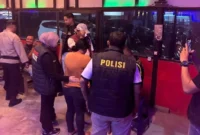 Satresnarkoba Polres Limapuluh Kota menggelar razia di tempat hiburan malam di Kecamatan Guguak, Kabupaten Lima Puluh Kota, Kamis (8/10/2026) malam. (Foto: Polda Sumbar)