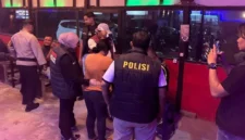 Satresnarkoba Polres Limapuluh Kota menggelar razia di tempat hiburan malam di Kecamatan Guguak, Kabupaten Lima Puluh Kota, Kamis (8/10/2026) malam. (Foto: Polda Sumbar)