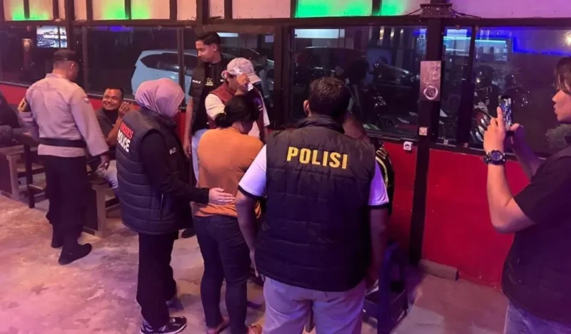 Satresnarkoba Polres Limapuluh Kota menggelar razia di tempat hiburan malam di Kecamatan Guguak, Kabupaten Lima Puluh Kota, Kamis (8/10/2026) malam. (Foto: Polda Sumbar)