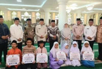 Wakil Wali Kota Padang, Maigus Nasir menyerahkan reward triwulan III kepada 600 pelajar SD dan SMP yang aktif mengikuti Subuh Mubarokah di Masjid Agung Nurul Iman, Jumat (2/10/2026). (Foto: Pemko Padang)