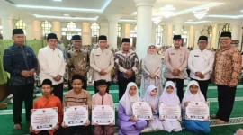Wakil Wali Kota Padang, Maigus Nasir menyerahkan reward triwulan III kepada 600 pelajar SD dan SMP yang aktif mengikuti Subuh Mubarokah di Masjid Agung Nurul Iman, Jumat (2/10/2026). (Foto: Pemko Padang)