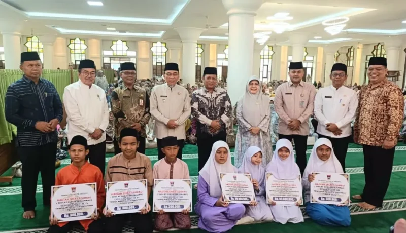 Wakil Wali Kota Padang, Maigus Nasir menyerahkan reward triwulan III kepada 600 pelajar SD dan SMP yang aktif mengikuti Subuh Mubarokah di Masjid Agung Nurul Iman, Jumat (2/10/2026). (Foto: Pemko Padang)