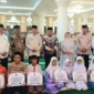 Wakil Wali Kota Padang, Maigus Nasir menyerahkan reward triwulan III kepada 600 pelajar SD dan SMP yang aktif mengikuti Subuh Mubarokah di Masjid Agung Nurul Iman, Jumat (2/10/2026). (Foto: Pemko Padang)