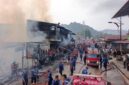 Petugas Damkar Padang bersama tim gabungan berupaya memadamkan api yang melahap ruko dan rumah petak di Limau Manis, Kota Padang, Senin (12/10/2026). (Foto: Dinas Damkar Padang)