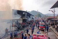 Petugas Damkar Padang bersama tim gabungan berupaya memadamkan api yang melahap ruko dan rumah petak di Limau Manis, Kota Padang, Senin (12/10/2026). (Foto: Dinas Damkar Padang)