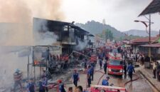 Petugas Damkar Padang bersama tim gabungan berupaya memadamkan api yang melahap ruko dan rumah petak di Limau Manis, Kota Padang, Senin (12/10/2026). (Foto: Dinas Damkar Padang)