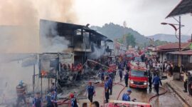 Petugas Damkar Padang bersama tim gabungan berupaya memadamkan api yang melahap ruko dan rumah petak di Limau Manis, Kota Padang, Senin (12/10/2026). (Foto: Dinas Damkar Padang)