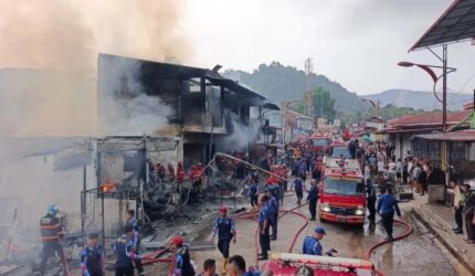 Ruko dan Rumah Petak di Limau Manis terbakar