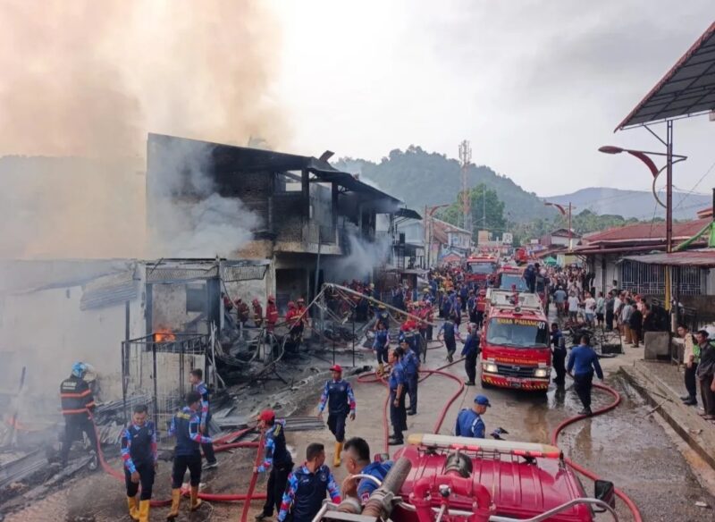 Petugas Damkar Padang bersama tim gabungan berupaya memadamkan api yang melahap ruko dan rumah petak di Limau Manis, Kota Padang, Senin (12/10/2026). (Foto: Dinas Damkar Padang)
