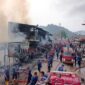 Petugas Damkar Padang bersama tim gabungan berupaya memadamkan api yang melahap ruko dan rumah petak di Limau Manis, Kota Padang, Senin (12/10/2026). (Foto: Dinas Damkar Padang)