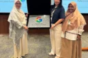 Kepala SMAN 3 Painan, Rini Amelia (kiri) menerima plakat Kandidat Sekolah Rujukan Google (Google Reference School) dari Country Lead Google Education Indonesia & Malaysia, Olivia Basrin di Jakarta, Selasa (20/10). (Foto: Dok. SMAN 3 Painan)